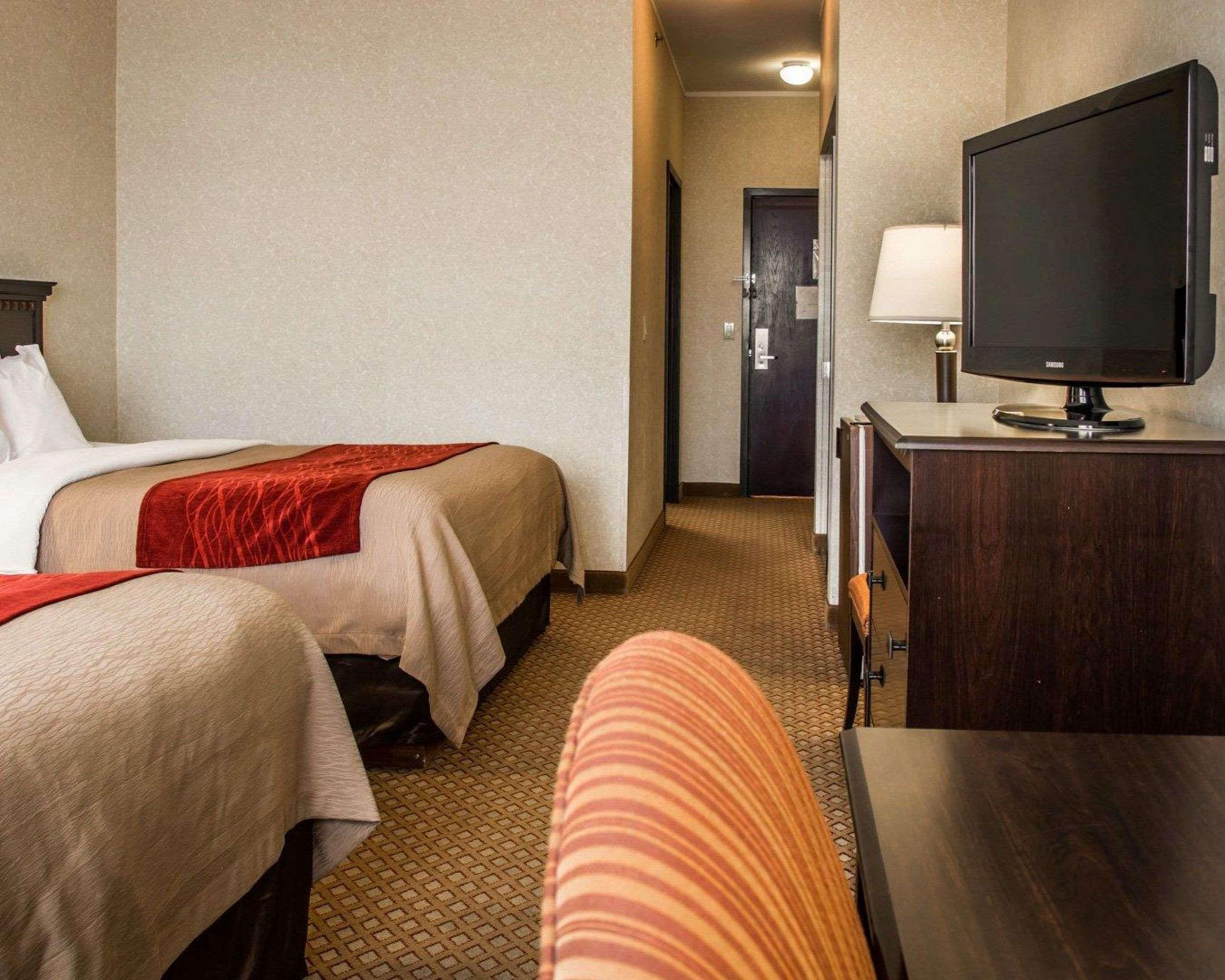 American Inn & Suites วอเตอร์ฟอร์ด ภายนอก รูปภาพ