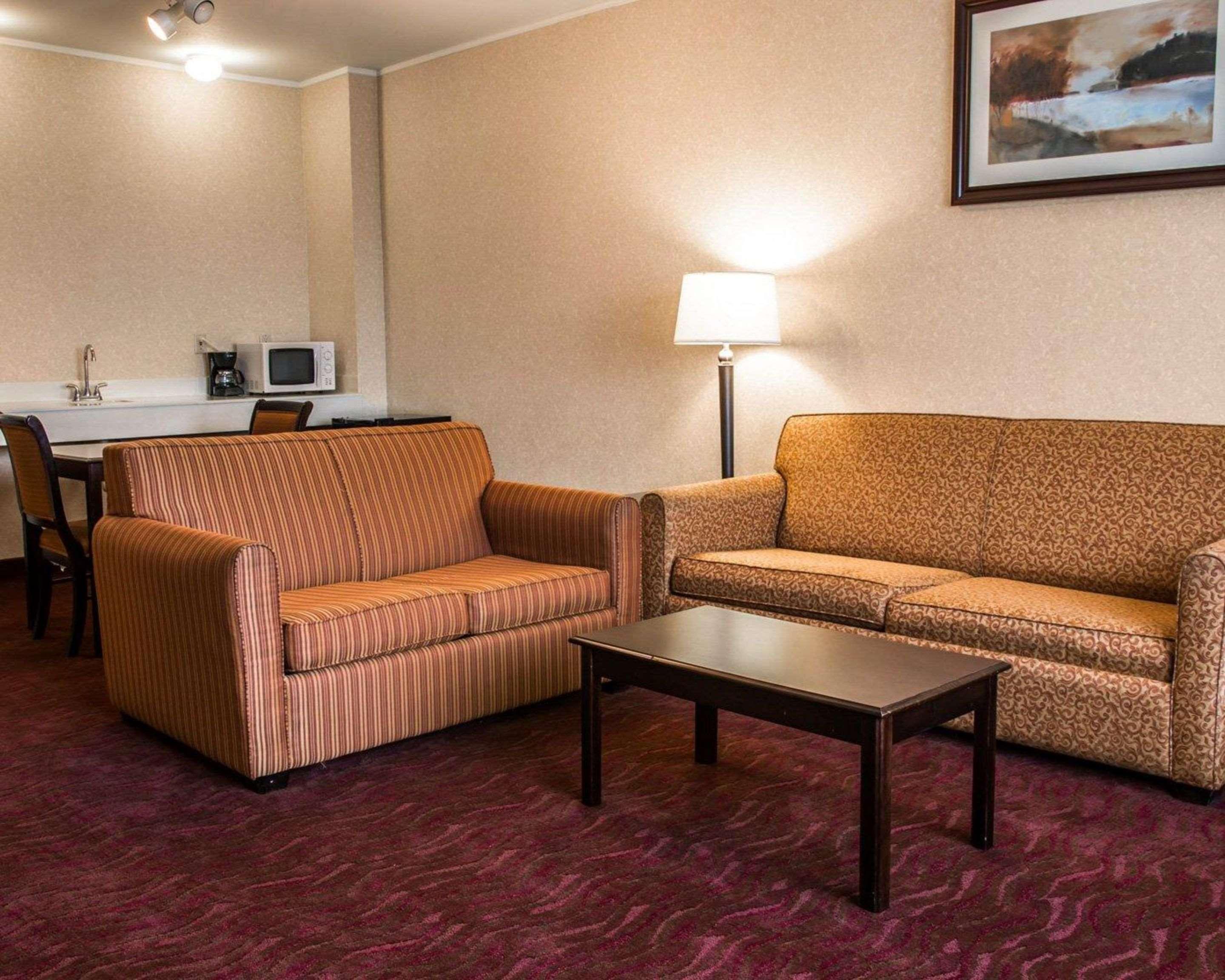 American Inn & Suites วอเตอร์ฟอร์ด ภายนอก รูปภาพ
