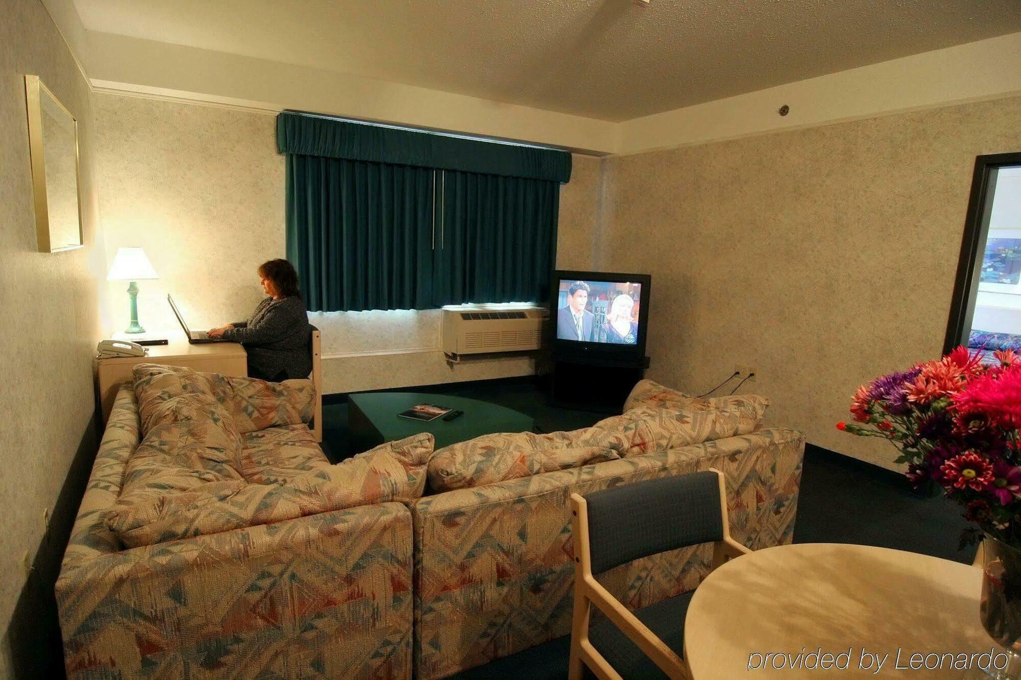 American Inn & Suites วอเตอร์ฟอร์ด ภายนอก รูปภาพ